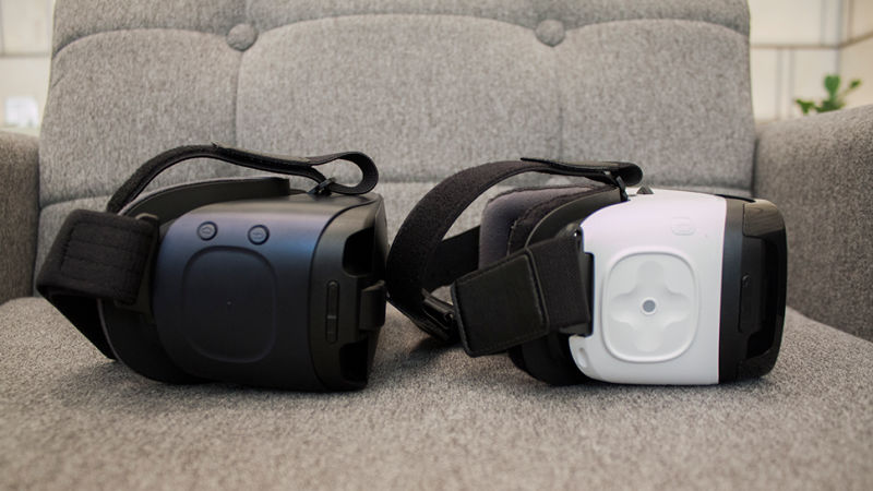 El nuevo Gear VR (izquierda) al lado del viejo. Se aprecia el nuevo trackpad rediseñado y el botón de home dedicado.